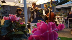 Un angolo fiorito a Ittiri con sullo sfondo un gruppo jazz